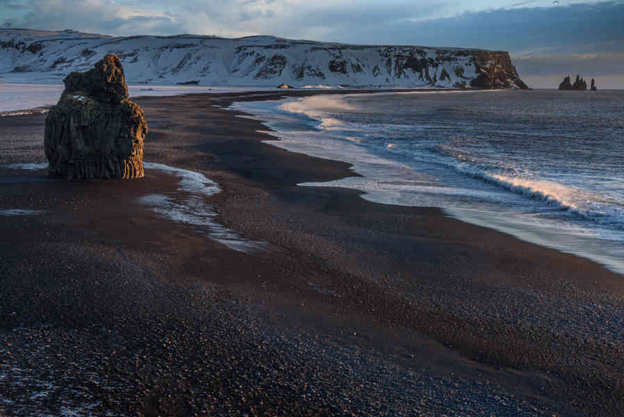 Islandia 131 - reserva natural de Dyrhólaey - acantilados de Dyrhólaey y playa de Reynisfjara.jpg